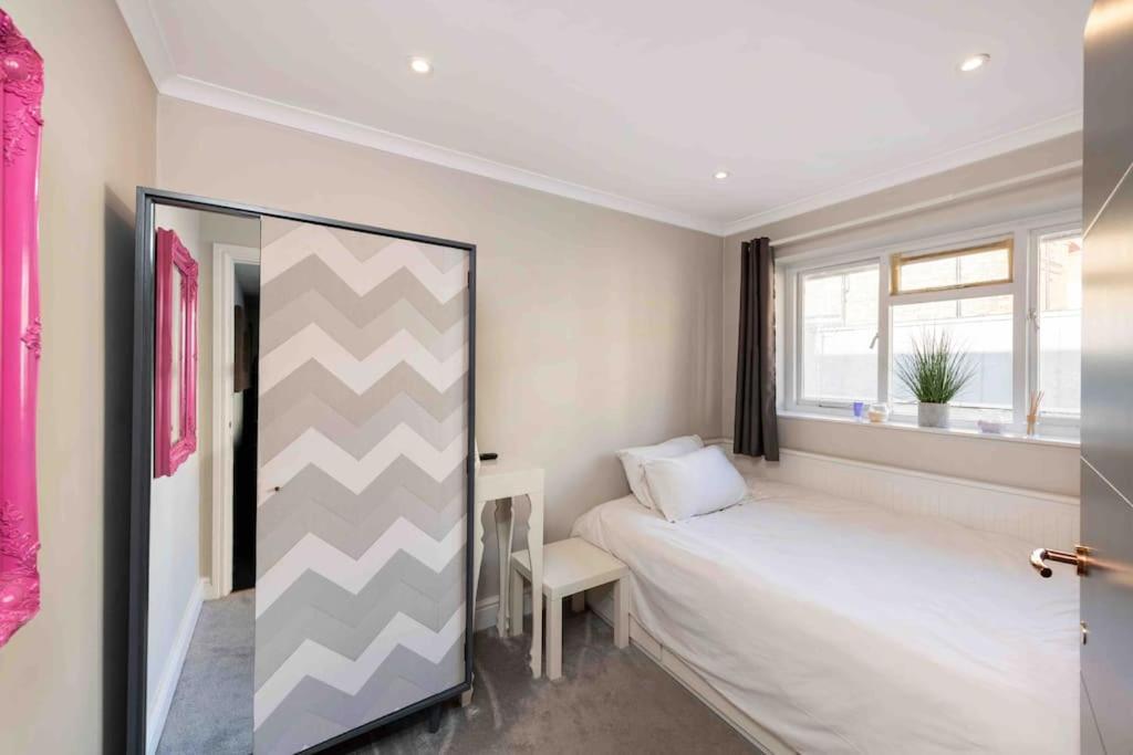 Апартаменты Location In - Kings Road 3-bed With Terrace, Ac & Netflix Лондон