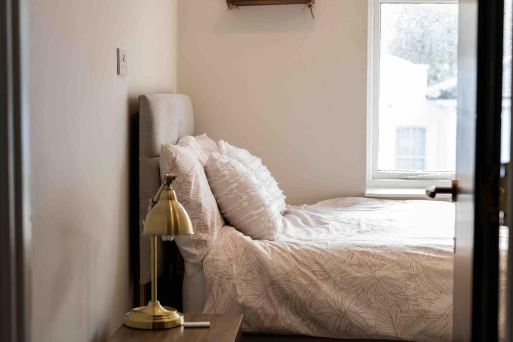 Location In - Kings Road 3-bed With Terrace, Ac & Netflix * Лондон