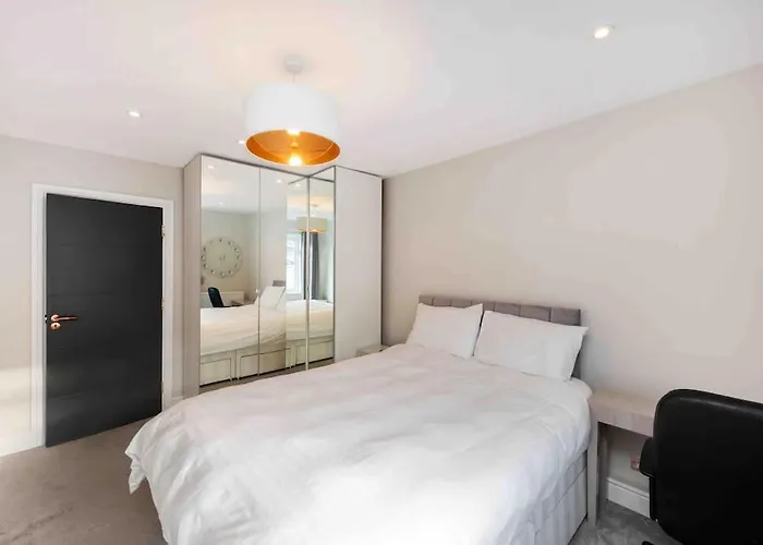 Best Location In London - Kings Road 3-Bed Home With Terrace, Ac & Netflix